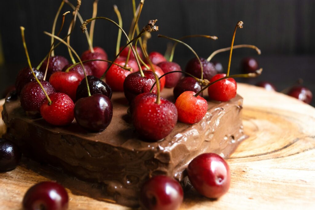 ダークチェリーを使った大人のチョコレートケーキ